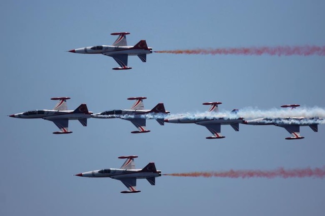 Máy bay chiến đấu nhào lộn nghẹt thở tại triển lãm hàng không - 10 Các máy bay Northrop F-5 Freedom thuộc đội nhào lộn Turkish Stars phối hợp thành đội hình đẹp mắt.