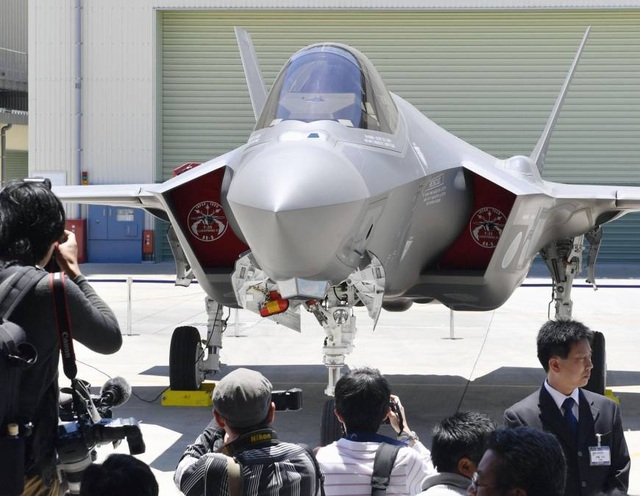 Nhật Bản trình làng máy bay chiến đấu F-35 nội địa đầu tiên - 1
Máy bay chiến đấu F-35 “Made in Japan” đầu tiên (Ảnh: Kyodo)