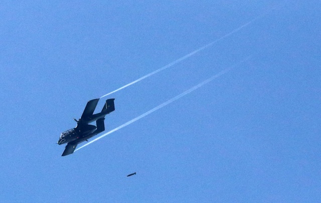 Philippines không kích nhầm khiến 2 binh sĩ thiệt mạng - 1
Một máy bay của Không quân Philippines không kích phiến quân ở Marawi. (Ảnh: Reuters)
