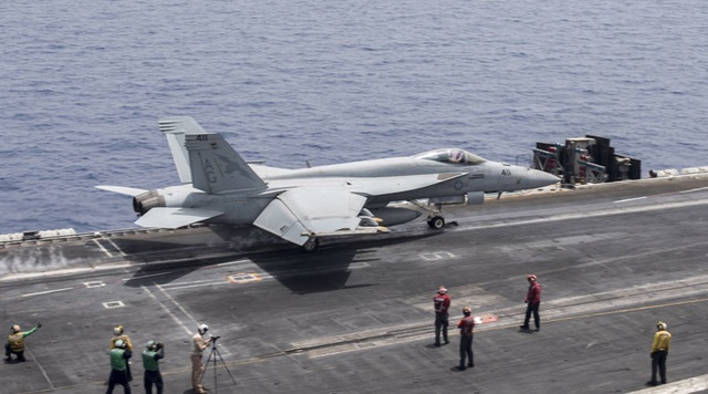 Máy bay Iran suýt đâm máy bay chiến đấu Mỹ tại vịnh Ba Tư - 1 Máy bay chiến đấu F/A-18E Super Hornet cất cánh từ tàu sân bay (Ảnh: Reuters)