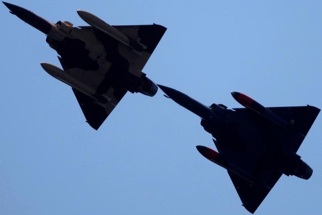Máy bay chiến đấu nhào lộn nghẹt thở tại triển lãm hàng không - 5 Hai máy bay chiến đấu Dassault Mirage 2000D của Không quân Pháp kết hợp cùng nhau trong một màn trình diễn.