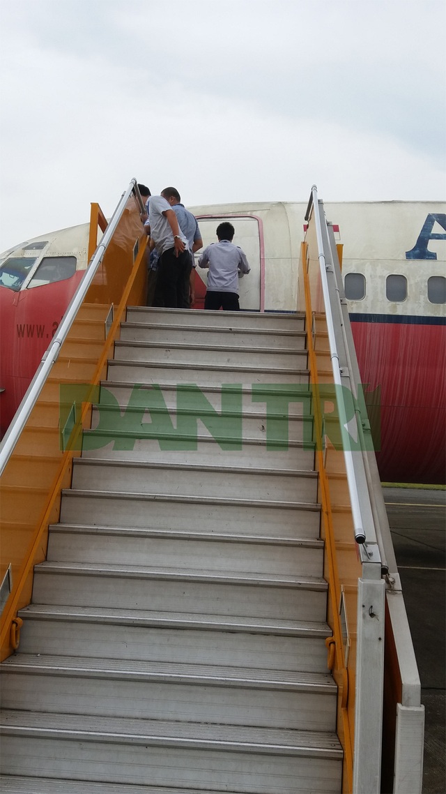 Hé lộ mới về máy bay Boeing bị “bỏ rơi” 10 năm ở Nội Bài - 7 Việc vận hành, mở/đóng cửa máy bay sau 10 năm phơi sương phơi nắng không có gì phức tạp.