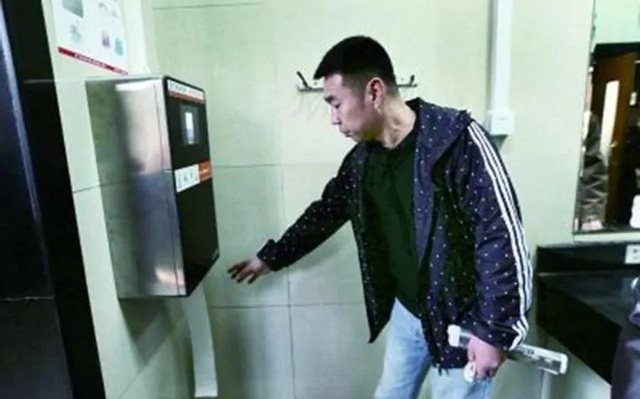 Trung Quốc quét mặt người dùng để chống nạn trộm giấy vệ sinh công cộng - 1
Một người dân trải nghiệm máy quét để lấy giấy vệ sinh (Ảnh: fawan.com)