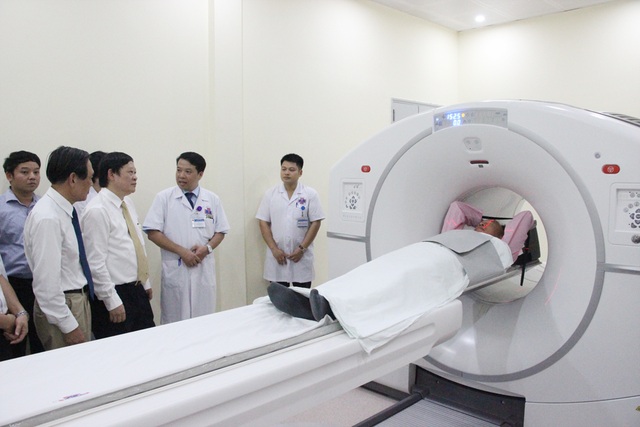 
Thầy thuốc Nhân dân GS. TS. Nguyễn Viết Tiến, Thứ trưởng Bộ Y thăm quan hệ thống hệ thống gia tốc đa mức năng lượng và PET- CT kỹ thuật cao ở Bệnh viện K.
