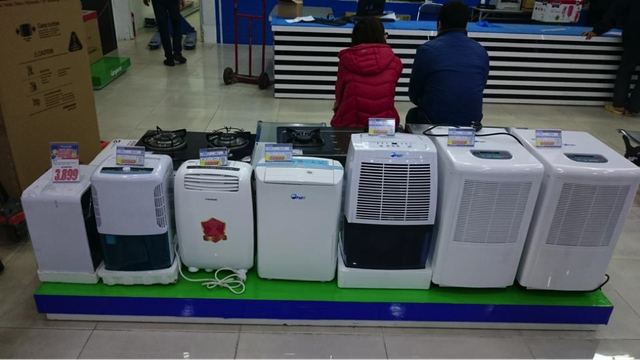 Cẩm nang giắt túi khi mua máy hút ẩm gia đình - 1
Máy hút ẩm đang khá đắt hàng những ngày gần đây