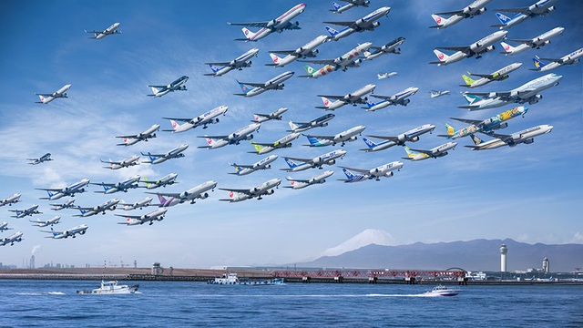 Kỳ thú bộ ảnh “khi máy bay cũng bị tắc đường” - 8 Những chiếc máy bay đang cất cánh từ sân bay Tokyo trên một nền trời trong xanh tuyệt đẹp, phía xa chính là ngọn núi Phú Sỹ nổi tiếng.