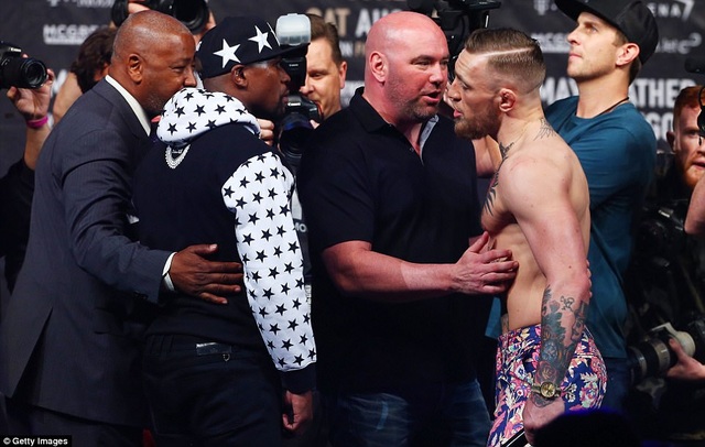 Mayweather ném tiền thật vào người McGregor - 3 Hai võ sĩ có màn đấu khẩu vô cùng căng thẳng
