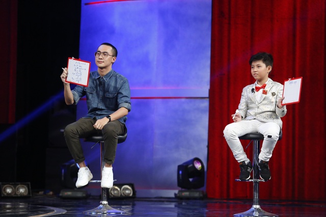 MC Lại Văn Sâm kinh ngạc khi cậu bé lớp 5 giải toán lớp 10 vừa... chơi piano - 2 Đến với Mặt trời bé con, Hà Trung đã thể hiện khả năng giải toán của mình với một người lớn, Hà Trung đã gây bất ngờ khi trả lời nhanh hơn rất nhiều ở các bài toán về hệ phương trình và phương trình bậc hai.