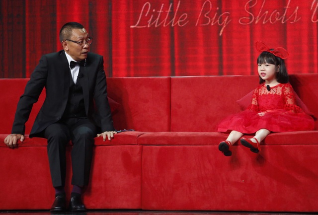MC Lại Văn Sâm kinh ngạc khi cậu bé lớp 5 giải toán lớp 10 vừa... chơi piano - 7 Có lẽ chính vì ăn nhiều chôm chôm mà răng của cô bé cũng “9630 – có nghĩa là răng nó chồng lên nhau ấy ạ – mẹ bảo giống răng chó” rồi tự tin cười tươi khoe nó trên sóng truyền hình.
