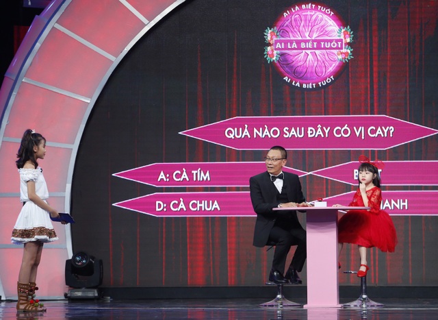 MC Lại Văn Sâm kinh ngạc khi cậu bé lớp 5 giải toán lớp 10 vừa... chơi piano - 8 Trong phần thi “Ai là biết tuốt” cùng MC Lại Văn Sâm, Khánh Linh thực sự gây choáng vì trả lời đúng hết tất cả các câu hỏi về động vật, thực vật và còn giải thích lý do chính xác cho mỗi đáp án như “khi ăn thì cá sấu tuyến lệ tiết nước giống con người tiết nước bọt” hay là “giới tính của cây đu đủ”… khiến cho MC Lại Văn Sâm phải thừa nhận “Khánh Linh là người biết tuốt, cái gì cũng biết”.