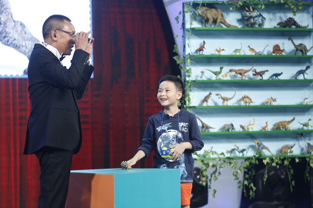Cậu bé với trí nhớ siêu phàm khiến MC Lại Văn Sâm thán phục - 4 Minh Khang đã làm cho khán giả phải trầm trồ thán phục vì khả năng nhớ hết tên của tất cả các loài khủng long và thuyết trình rành mạch rõ ràng từng loài.