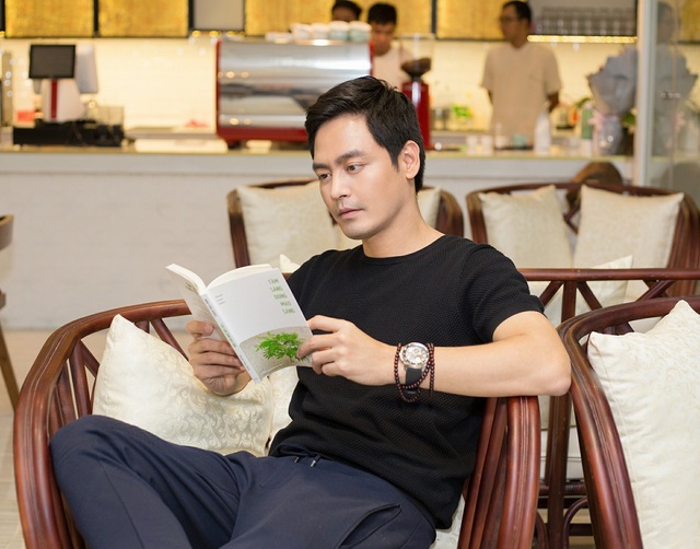 MC Phan Anh "trượt" cơ hội dẫn "Ai là triệu phú" - 1 MC Phan Anh đang cùng vợ có chuyến công tác ở nước ngoài.