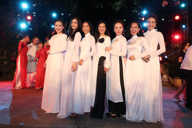 MC Phí Linh và những câu chuyện cảm động từ nghĩa trang Trường Sơn - 5 Phí Linh (ngoài cùng bên phải) và hàng loạt nghệ sĩ nổi tiếng tham gia chương trình như: ca sĩ Hồng Nhung, Đoan Trang, Đông Nhi, Hoàng Yến,...