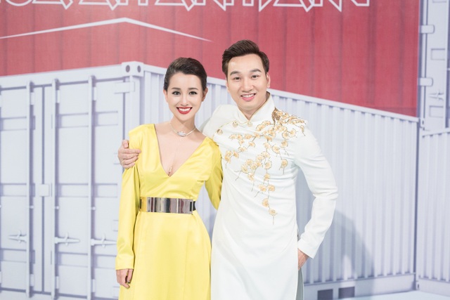 Quỳnh Chi của Thể thao 24/7 lột xác quyến rũ khi dẫn The Remix - 2 Quỳnh Chi và Thành Trung tạo nên một cặp đôi ăn ý tại The Remix.