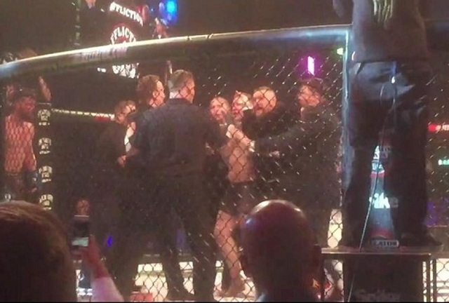 “Gã điên” McGregor xông thẳng vào lồng bát giác, đòi đánh trọng tài - 1 McGregor xô xát với trọng tài trong lồng bát giác