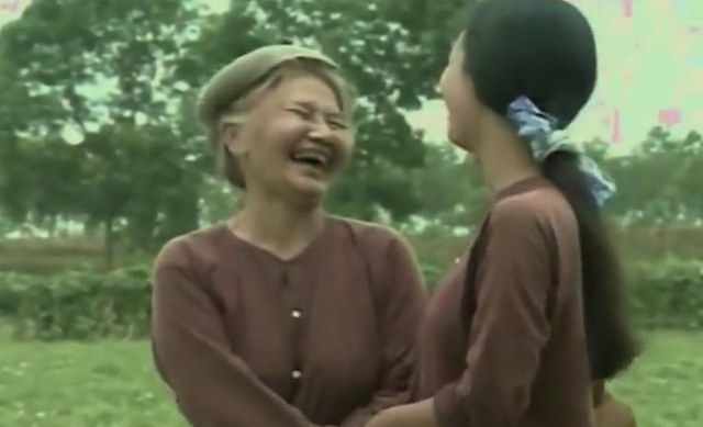 Nhớ về phim “Mẹ chồng tôi” từng lấy nước mắt của khán giả 23 năm về trước - 1 Cảnh mẹ chồng nàng dâu yêu thương nhau trong Mẹ chồng tôi. Ảnh: TL.