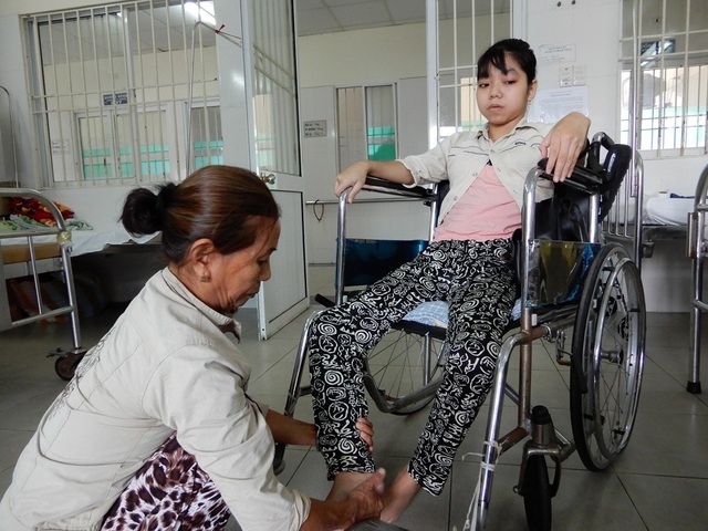 Thương nữ sinh phải nghỉ học vì mắc bệnh viêm cột sống dính khớp - 2 6 năm trời con mắc bệnh là 6 năm trời bà Xin cùng con đi hết bệnh viện này đến bệnh viện khác