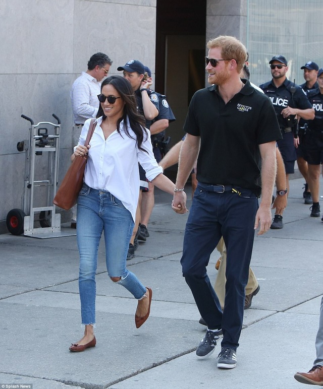 Vẻ đẹp nóng bỏng của vợ sắp cưới Hoàng tử Harry - 13
Meghan ăn mặc giản dị khi được nhìn thấy tay trong tay cùng Hoàng tử Harry tại sự kiện ở Toronto. (Ảnh: Dailymail)