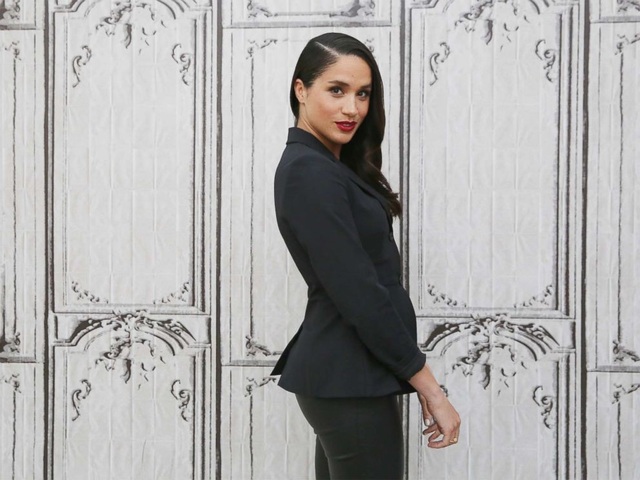 Vẻ đẹp nóng bỏng của vợ sắp cưới Hoàng tử Harry - 3
Meghan sinh ra và lớn lên trong một gia đình mà bố là người gốc Hà Lan-Ireland, mẹ người gốc châu Phi. Nhờ đó cô sở hữu vẻ đẹp đa chủng tộc với làn da ngăm đen. (Ảnh: Instagram)