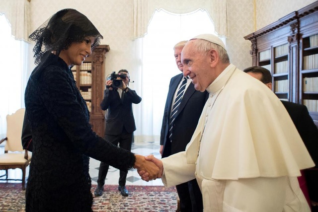 Đệ nhất phu nhân Melania Trump gây ấn tượng với gu thời trang ngoại giao - 2
Bà Melania bắt tay Giáo hoàng Francis trong chuyến công du Italy hồi tháng 5. (Ảnh: Reuters)