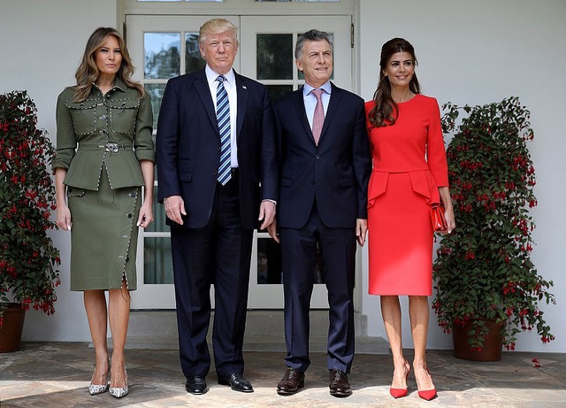 Gu thời trang tinh tế của Đệ nhất phu nhân Mỹ - 13
Bà Melania diện bộ trang phục lấy cảm hứng từ quân đội trong lễ đón vợ chồng Tổng thống Argentina tại Nhà Trắng.