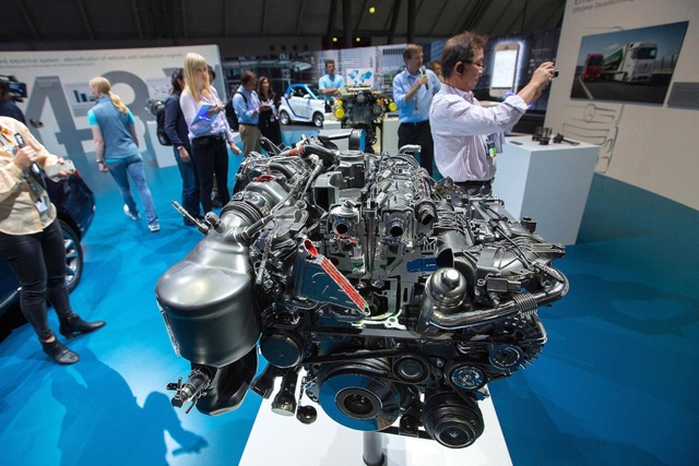 Mercedes-Benz chưa được cấp phép bán xe diesel tại Mỹ - 2
Động cơ diesel 4 xy-lanh làm hoàn toàn bằng nhôm của Mercedes-Benz trưng bày tại sự kiện TecDay Road to the Future ở Stuttgart, Đức, hồi tháng 4/2016. Ảnh: Bloomberg