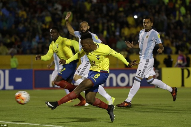 Những khoảnh khắc Messi mang về tấm vé dự World Cup 2018 cho Argentina - 2
... khi Ibarra Mina mở tỷ số 1-0 cho Ecuador