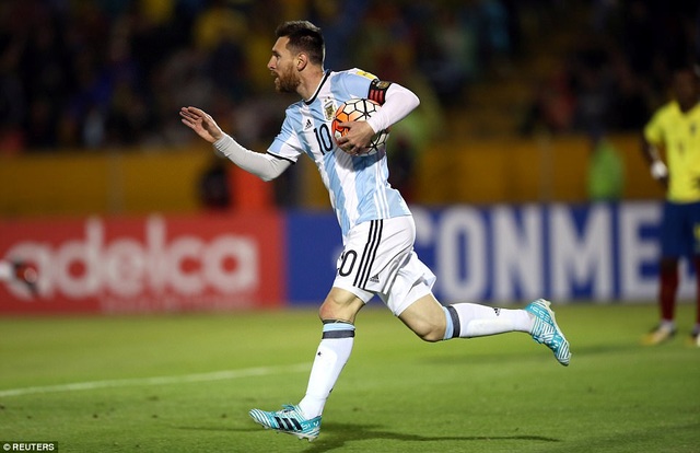 Những khoảnh khắc Messi mang về tấm vé dự World Cup 2018 cho Argentina - 7
Messi một mình gánh vác hàng công, khi cả Dybala, Higuain, Aguero cùng vắng mặt