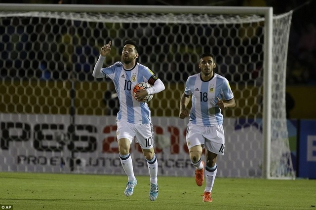 Những khoảnh khắc Messi mang về tấm vé dự World Cup 2018 cho Argentina - 6
Ngôi sao Barcelona đã vượt qua sức ép dư luận nước nhà để tỏa sáng trong màu áo đội tuyển quốc gia