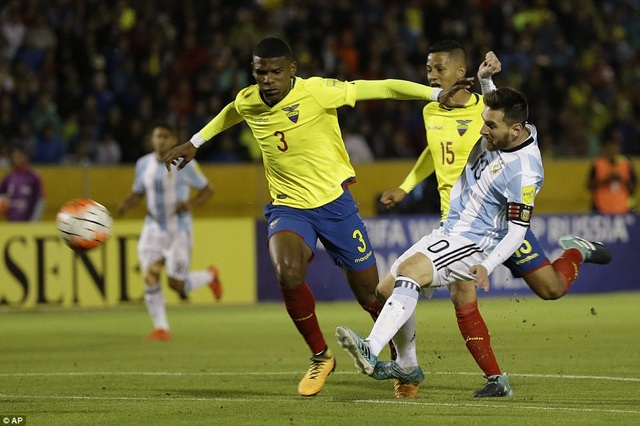 Những khoảnh khắc Messi mang về tấm vé dự World Cup 2018 cho Argentina - 3
Nhưng Messi ngay lập tức đã gỡ hòa 1-1 ở phút 12