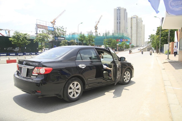 Khi “xế hộp” theo chân sĩ tử Hà Nội tới trường thi - 8 Một phụ huynh có con học tại trường THCS và THPT Nguyễn Tất Thành chia sẻ: “Vì theo sắp xếp nên con tôi dù học ở trường Nguyễn Tất Thành nhưng lại thi ở trường THPT Hà Nội Amsterdam. Nhà tôi ở ngay Mỹ Đình thôi nhưng muốn ở lại chờ cho đến khi con thi xong rồi cùng về, giờ về cũng không yên tâm”.