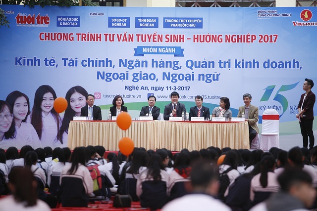 Đề thi THPT quốc gia 2017: Tập trung “xoáy” vào chương trình lớp 12 - 1 Ban tư vấn của chương trình trực tiếp thông tin, giải đáp những thắc mắc của học sinh liên quan đến kỳ thi.