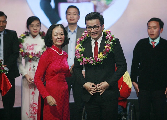 Bà Trương Thị Mai- Ủy viên Bộ chính trị, Bí thư TƯ Đảng, Trưởng ban Dân vận Trung ương động viên, khích lệ tinh thần các tài năng trẻ.