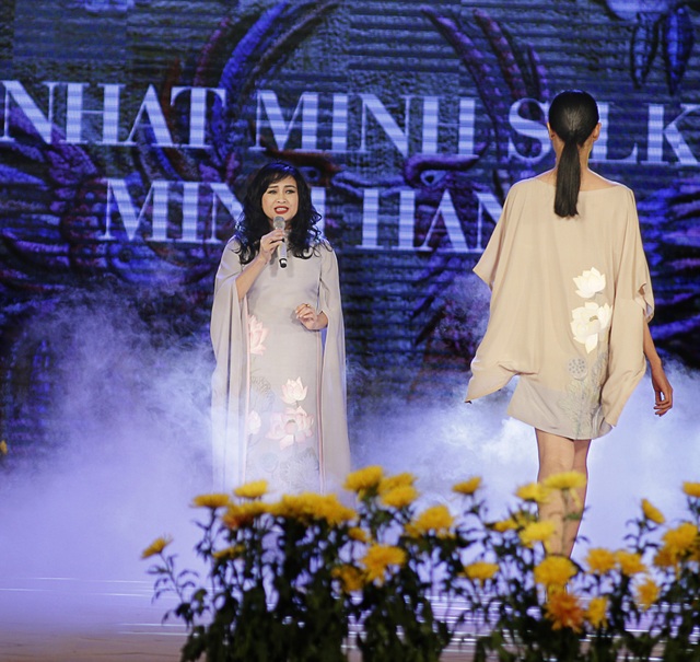 Cựu BTV Diệp Anh bất ngờ xuất hiện cùng diva Thanh Lam trong đêm lụa Bảo Lộc - 2 Nữ nghệ sĩ trình bày trong phần trình diễn bộ sưu tập của NTK Minh Hạnh.