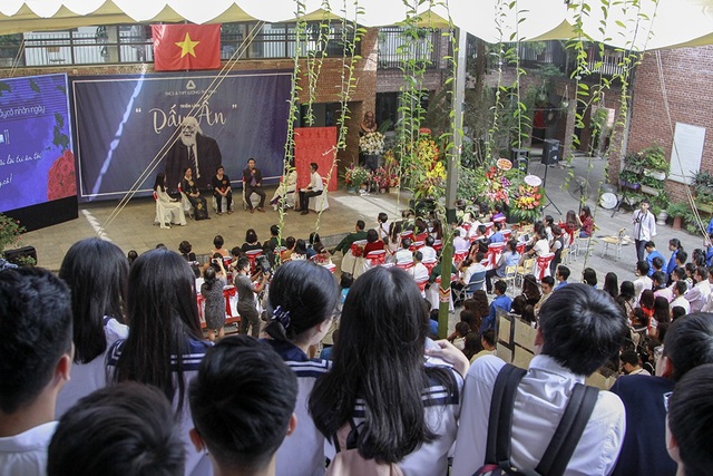 Trường Lương Thế Vinh làm triển lãm về thầy Văn Như Cương nhân ngày 20/11 - 1
Sáng 18/11, trường Lương Thế Vinh (cơ sở 1 tại xã Tân Chiều, Thanh Trì, Hà Nội) tổ chức lễ tri ân các thầy cô giáo nhân ngày Hiến chương nhà giáo Việt Nam 20/11. Trong khuôn viên trường nơi các thầy cô giáo cùng nhiều thế hệ học sinh tề tựu, tinh thần tôn sư trọng đạo được thể hiện xuyên suốt buổi lễ.