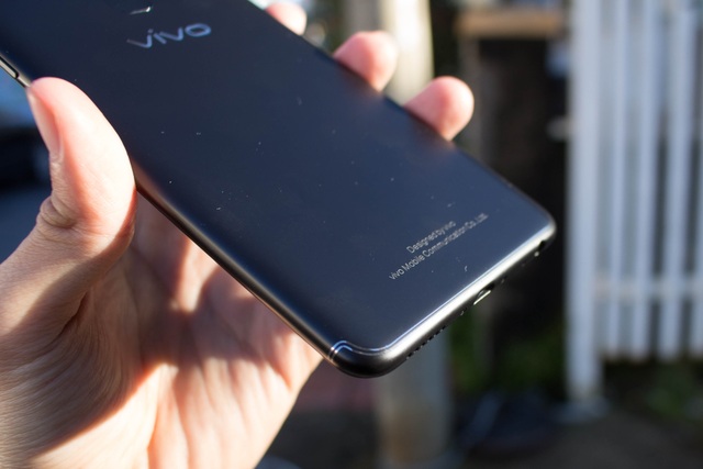 Đập hộp Vivo V7+ chính hãng giá 8 triệu đồng tại Việt Nam - 8
Thân máy sử dụng chất liệu giả kim để làm máy. Đáng tiếc máy chỉ sử dụng chuẩn sạc micro-USB thay vì USB Type-C.