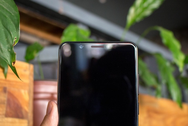 Đập hộp Vivo V7+ chính hãng giá 8 triệu đồng tại Việt Nam - 6 Bên cạnh màn hình, camera mặt trước của thiết bị này cũng tạo điểm nhấn tốt cho sản phẩm. Khi trang bị độ phân giải 24 MP, đi kèm đèn flash LED “Hiệu ứng ánh trăng”, có khả năng chụp những bức ảnh tốt ở nhiều môi trường ánh sáng. Hãng cũng tích hợp tính năng làm đẹp Face Beauty 7.0 và đi cùng chế độ chụp chân dung (Portrait Mode), hỗ trợ xóa phông sẽ cho ra những bức ảnh...