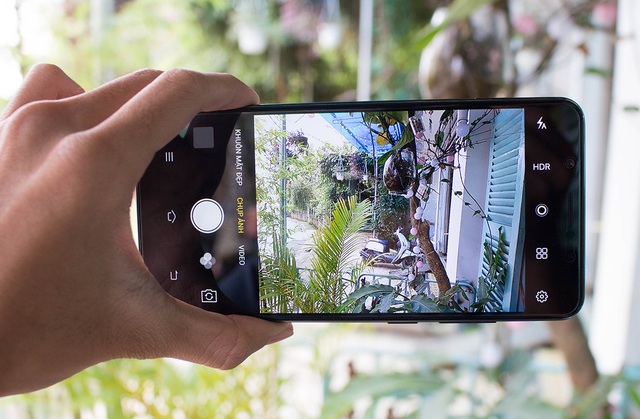 Đập hộp Vivo V7+ chính hãng giá 8 triệu đồng tại Việt Nam - 5 Hãng cũng cho biết trước đó rằng, việc chơi game cũng cải thiện đáng kể nhờ vào tỉ lệ màn hình chiếm 84.4% so với thân máy và viền bezel chỉ dày 2.15mm. Vivo cũng trang bị cế độ tránh làm phiền khi chơi game (Game Mode) cho phép chặn cuộc gọi và tin nhắn đến trong quá trình chơi game.