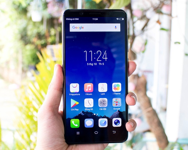 Đập hộp Vivo V7+ chính hãng giá 8 triệu đồng tại Việt Nam - 4
Điểm nhấn của Vivo V7+ đó là màn hình Fullview Display kích thước 5,99 inch có tỉ lệ màn hình 18:9. Đây là sản phẩm tầm trung đầu tiên có tỉ lệ màn hình này được bán ở Việt Nam. Với màn hình mới, giúp tăng thêm 12.5% góc hiển thị so với tỉ lệ truyền thống 16:9. Đồng thời, công nghệ màn hình tràn viền cũng giúp máy nhỏ gọn hơn dù kích thước màn hình lên đến 5.99 inch.