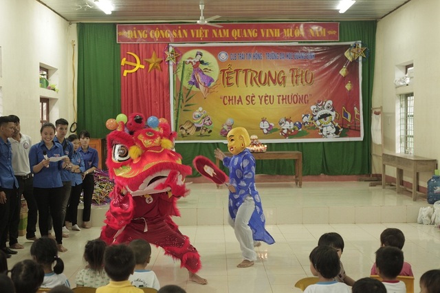 Quà Trung thu đến với học sinh nghèo, miền núi - 4
Chương trình Tết Trung Thu Chia sẻ yêu thương tại Trường mầm non số 2 Châu Hóa
