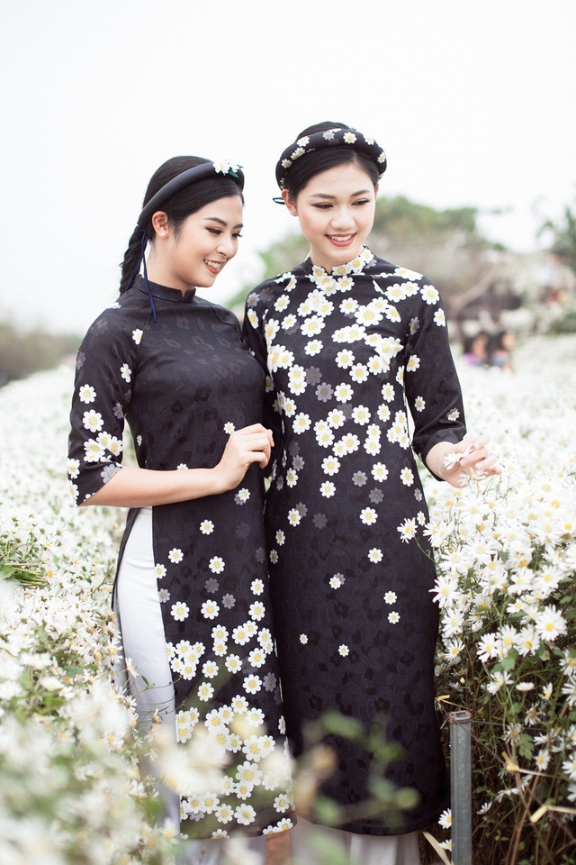 Hoa hậu Ngọc Hân, Á hậu Thanh Tú khoe sắc với cúc họa mi - 4 Hoa hậu Ngọc Hân, Á hậu Thanh Tú khoe sắc với cúc họa mi - 4