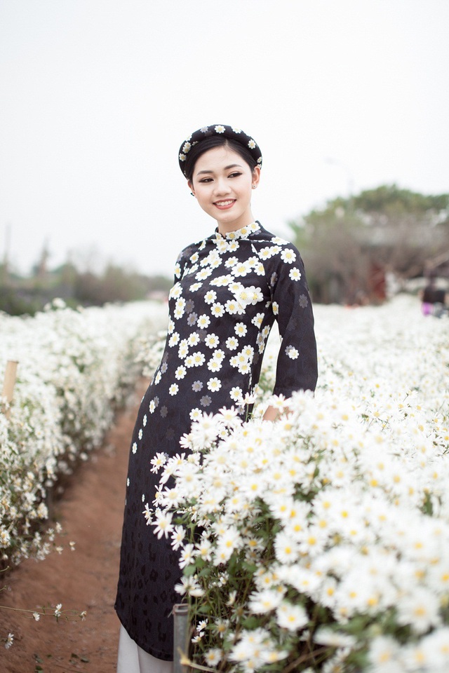 Hoa hậu Ngọc Hân, Á hậu Thanh Tú khoe sắc với cúc họa mi - 5 Hoa hậu Ngọc Hân, Á hậu Thanh Tú khoe sắc với cúc họa mi - 5