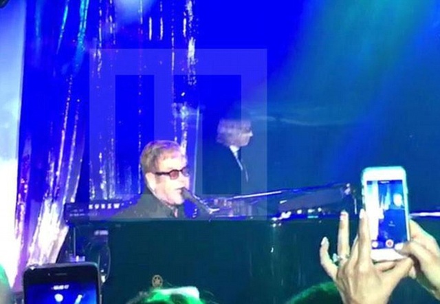 Tỷ phú Nga chi 3,5 triệu bảng Anh mời Elton John và Mariah Carey hát trong đám cưới cháu - 2
Danh ca Elton John - người không bao giờ hát với cát sê dưới 1 triệu bảng Anh cũng góp mặt trong đám cưới xa hoa này