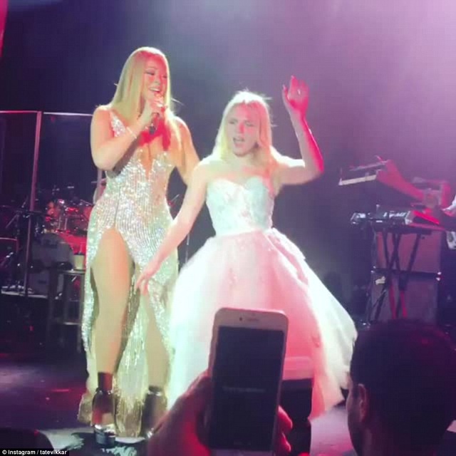 Tỷ phú Nga chi 3,5 triệu bảng Anh mời Elton John và Mariah Carey hát trong đám cưới cháu - 8
Cô dâu mới 19 tuổi là người rất đam mê âm nhạc. Có nhiều ngôi sao nước Nga cũng tham dự bữa tiệc cưới này