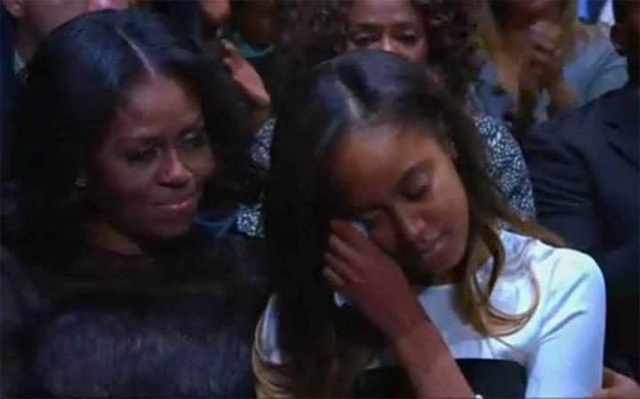 Tổng thống Obama rớm lệ trong diễn văn từ biệt - 5
Malia, con gái lớn của ông Obama, xúc động trước bài phát biểu của bố (Ảnh: Telegraph)