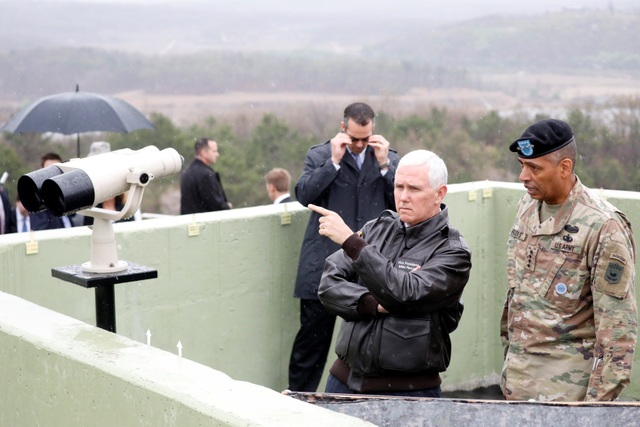 Phó Tổng thống Mỹ: "Thời kỳ kiên nhẫn với Triều Tiên đã hết" - 3 Phó Tổng thống Mike Pence quan sát Triều Tiên từ ống nhòm tại một đài quan sát bên trong khu vực phi quân sự giữa Hàn Quốc và Triều Tiên.