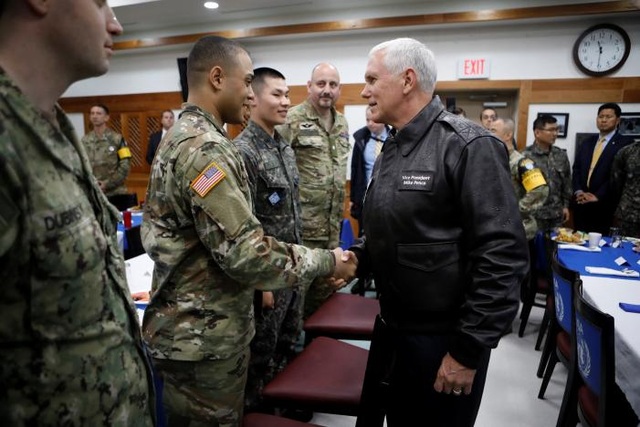 Phó Tổng thống Mỹ: "Thời kỳ kiên nhẫn với Triều Tiên đã hết" - 7 Phó Tổng thống Pence trò chuyện với các binh lính Mỹ và Hàn Quốc tại căn cứ Camp Bonifas gần làng đình chiến Panmunjom.