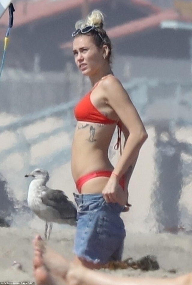 Miley Cyrus khoe dáng gợi cảm bên bạn trai Liam Hemsworth - 1
Miley Cyrus khoe dáng gợi cảm trong bộ áo tắm hai mảnh màu đỏ khi đi trượt ván cùng bạn trai, Liam Hemsworth.