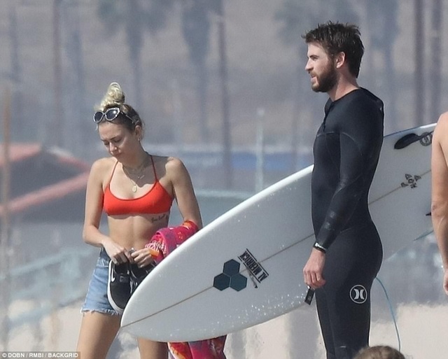 Miley Cyrus khoe dáng gợi cảm bên bạn trai Liam Hemsworth - 7
Nói về chuyện tình của mình, Miley cho biết: Tôi không biết cái kết của chuyện tình chúng tôi là thế nào hay tôi không nghĩ chúng tôi sẽ quay lại với nhau nhưng tôi biết một điều rằng, dù tôi có làm gì đi chăng nữa, thì tôi vẫn đã làm đúng. Tôi tin rằng, người ta có thể chia tay rồi lại tái hợp, điều đó rất tuyệt. Bạn có thời gian cho bản thân. Bạn có thời gian để trưởng thành. Tôi tin rằng, nếu bạn trưởng thành và vẫn gắn bó với người đó, bạn sẽ thấy mối quan hệ của các bạn càng vững vàng hơn.