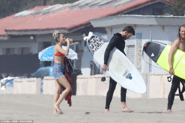 Miley Cyrus khoe dáng gợi cảm bên bạn trai Liam Hemsworth - 12 Miley Cyrus khoe dáng gợi cảm bên bạn trai Liam Hemsworth - 12